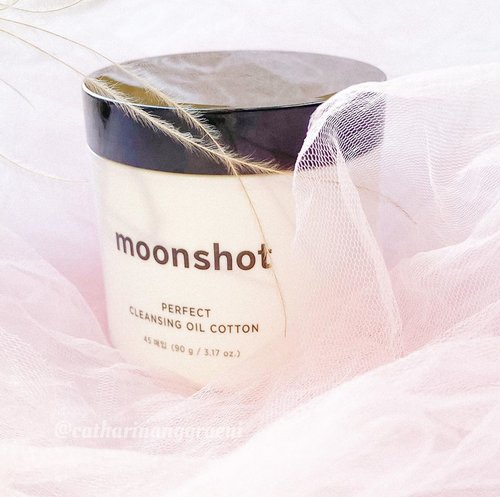 I might have tried and seen some of moisturizing or exfoliating pads out there, but for cleansing oil pads, it’s somewhat different. So, for the cleansing lines @moonshot_idn comes with 𝐏𝐞𝐫𝐟𝐞𝐜𝐭 𝐂𝐥𝐞𝐚𝐧𝐬𝐢𝐧𝐠 𝐎𝐢𝐥 𝐂𝐨𝐭𝐭𝐨𝐧*. It's a cleansing cotton pads which has function as a makeup remover in one step. About moonshot skincare products, I personally already used some, such as UV Bounce and UV Fixer sunscreen and I like how they perform to my skin. And now, it’s time to try their cleansing pads.⁣⁣Made from 100% pure cotton, they have thick and soft texture. Their double-sided texture reminds me with waffle, yea they look alike. These 45-pads are packed in white plastic jar and pre-soaked with the mixed of cleansing oil and cleansing water which both work together to remove every trace of makeup.⁣⁣A single cleansing pad enriched with the 𝘏𝘺𝘢𝘭𝘶𝘳𝘰𝘯𝘪𝘤 𝘈𝘤𝘪𝘥 𝘊𝘰𝘮𝘱𝘭𝘦𝘹 (HA, Hydrolyzed HA, Sodium Hyaluronate, Sodium Hyaluronate Crosspolymer) wherein these formula provide moisture and strengthen the skin penetration. It also contains a 𝘮𝘪𝘤𝘳𝘰 𝘰𝘪𝘭 𝘤𝘰𝘮𝘱𝘭𝘦𝘹 which consists of olive oil, argan oil and green tea with the benefit of giving nutrition to the skin. Thanks to these formula, as this cleansing pad prevent my skin from dryness after use, instead it leaves my skin moist. ⁣⁣I've been using this cleansing pads every night as my first cleanser. I'm pretty surprise how powerful this single pad in erasing makeup from the whole face. It also does a good job in removing my stubborn waterproof mascara, all transferred to the pad with an ease. The embossed surface also helps exfoliate skin in a mild way. My skin always feels fresh afterwards.⁣⁣In addition, whenever I wear heavy makeup, I always use two pads, first pad is to remove the makeup and second pad is to remove any residue that might still stick on my skin. After all is clean, I will continue to my second cleanser. ⁣⁣Have you ever tried this type of cleansing oil cotton?⁣⁣*𝘗𝘙/𝘎𝘪𝘧𝘵𝘦𝘥⁣𝘈𝘭𝘭 𝘳𝘦𝘷𝘪𝘦𝘸 𝘪𝘴 𝘣𝘢𝘴𝘦𝘥 𝘰𝘯 𝘮𝘺 𝘰𝘸𝘯 𝘦𝘹𝘱𝘦𝘳𝘪𝘦𝘯𝘤𝘦⁣⁣#cathyangreview #clozetteid