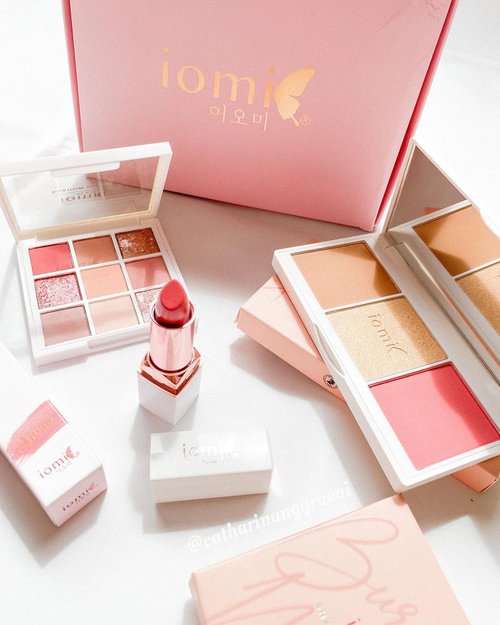 It’s the Christmas bundles i need from @iomibeauty. What came in the box are :🌷3in1 Face Palette - Aurora Bloom🌷Eyeshadow palette - Burgundy Mauve🌷Moisture Matte lipstick - 02 AlunaCan’t really wait to play with them all.#cathyangreview #iomibeauty #clozetteid