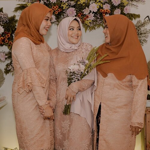 My Engagement pics last post, ditutup dengan poto bareng "Sahabat gelut dirumah" 🙃🙃 MA TRUE ENEMY is  MA FAMILY MEMBER 😏😏 #VannyGotAPie #RoadTWOtheAisle ..#clozetteid  #clozetteambassador #engagementpartyideas #sbybeautyblogger  #bloggerindonesia #beautyinfluencer #surabayainfluencer #surabayablogger #influencersurabaya  #indonesianbeautyblogger  #bloggerid  #훈녀 #훈남 #팔로우 #선팔 #맛팔 #좋아요 #셀카#셀피 #셀스타그램 #얼스타그램 #일상 #lamaran #lamaranoutfit #engaged #engagement