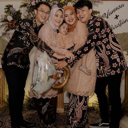 Yah si ade @vikryuriz udh ga paling gabteng lagi deehh~ mweheheh ada saingannya yang juga di panggil ade dirumah 😏😏😏😏 ade @christianpietersz 😂 #VannyGotAPie #RoadTWOtheAisle ..#clozetteid  #clozetteambassador #engagementpartyideas #sbybeautyblogger  #bloggerindonesia #beautyinfluencer #surabayainfluencer #surabayablogger #influencersurabaya  #indonesianbeautyblogger  #bloggerid  #훈녀 #훈남 #팔로우 #선팔 #맛팔 #좋아요 #셀카#셀피 #셀스타그램 #얼스타그램 #일상 #lamaran #lamaranoutfit #engaged #engagement