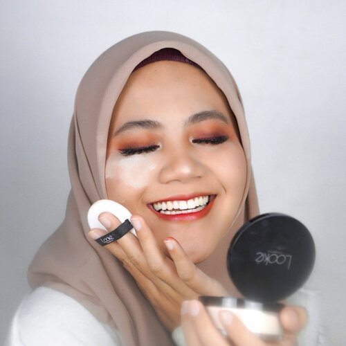 Buat yang doyaaaaan banget makeup pake tehnink baking, ufah pada nyobain belum Holy Smooth & Blur Loose Powdernya @lookecosmetics ? Wah kalian yang belum lernah coba, WAJIB ckbain sih. Loose powder ini bisa lock makeup kalian seharian. Gakan ada tuh drama creasing di under eye. Selain itu kalau kalian gunakan less makeup pun loose powder ini bakal tetap bagus hasilnya diwajah kalian. Bisa menyamarkan pori2 yang tadinya lebay kadi kalem. Partikenya yang lembut dan ringan sangat cocok untuk kulit para wanita Indonesia 🥰😘😍 ...#clozetteid