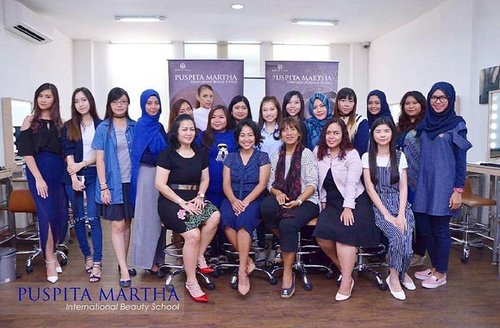 Ma Beauty Blue Squad 💙💄
.
.
#clozetteID #Beautybloggerid #beautycommunity #SBYBeautyBlogger #bloggersurabaya