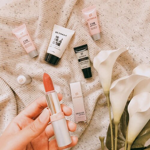 Mini toiletries n makeup.. ini iz a must sihh!! Wajib dibawa klo lgy traveling. Kata baby cillo "mii ini dede bayi dede bayi" wkwkwkwwk iya emg seimut dan selucu itu hehehe.. Semua ini adalah produk andalanku dari @ultimaii_id .. terutama CHR seriesnya 💕
.
.
#clozetteid #flatlay #makeupflatlay #skincareflatlay 
#SBBXCMM #CMMEVENTCONSULTANT #SBYBEAUTYBLOGGER #SURABAYABEAUTYBLOGGER #SBBANNIVERSARY #SBBTURNING3 #SBB3RDANNIVERSARY

#SBB
#SBBXUltimaii #SBB3rdAnniversaryXUltimaii