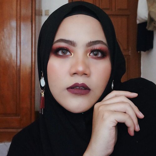 Maunya buat vampie look.. tapi males buat fangsnya.. yaudin begini ajaaahhlaahhh~ yang penting bring out the boo 👻👻
.
.
#clozetteid #hijabers #hijabfashion #sbybeautyblogger #coactation #sbbreview #sbbxpac #influencersurabaya #influencer #beautyblogger #beautybloggerid #훈녀 #훈남 #팔로우 #선팔 #맛팔 #좋아요 #셀카
#셀피 #셀스타그램 #얼스타그램 #일상 #일상그램 #데일리룩 #주말 #훈녀 #훈남 # #halloweenmakeup #happyhalloween #halloween #bringouttheboo #vampiremakeup