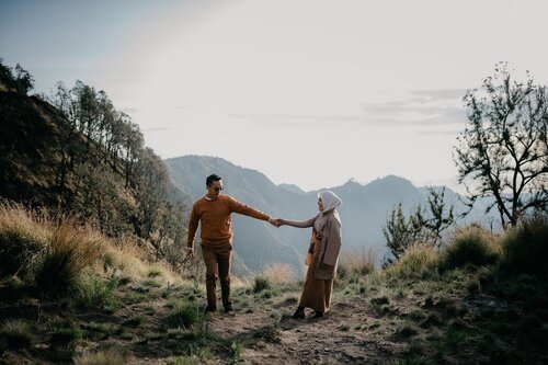 When each day is the same as the next, it’s because people fail to recognize the good things that happen in their lives every time the sun rises.-The Alchemist...#clozetteid #storytellingphotography #preweddingphoto #prewedding #kinfolklife #kinfolk #preweddingbromo #bromoprewedding #sbybeautyblogger  #hijabbloggerindonesia #surabayainfluencer #surabayablogger #influencersurabaya  #bloggerid #훈녀 #훈남 #팔로우 #선팔 #맛팔 #좋아요 #셀카#셀피 #셀스타그램 #얼스타그램 #일상