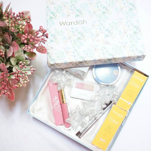 Beautiful hampers from Wardah 💕💕💕 Details product will be UP on my blog vannysariz.blogspot.com 💋
.
.
#ClozetteID #WardahxClozetteIDReview #WardahYouniverse
