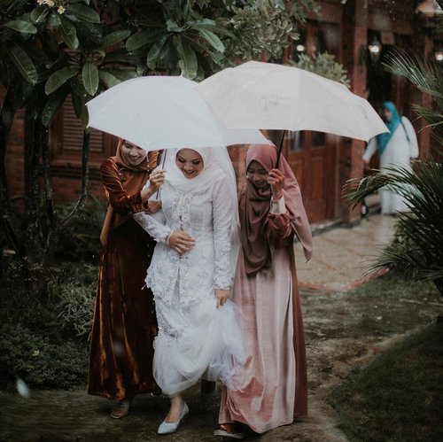 02.02.2020 #RoadTWOtheAisleMy TWO bestfriends walk me down the aisle 👰🏻I never imagined.. the rain falling could give such a warm and beautiful picture like this 🍃 #VannyGotAPie ..#clozetteid