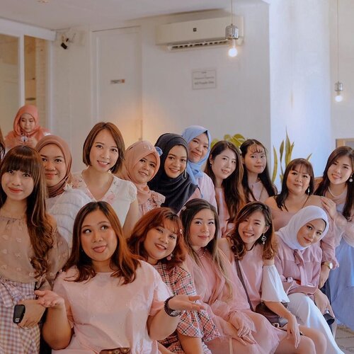 Sepertinya kemarin @sbybeautyblogger sangat beruntung bisa menyelenggarakan Anniv Eventnya di @thelocalist.sby 🥳 Karena tempatnya cozy banget 🌿 ga begitu luas tapi segala macam ada, dari tempat bermain untuk anak, book store for kids, mushola yang luas, toilet itu ada semua disini. Jadi the best place n the best venue juga buat kamu yang mungkin mau merayakan acara2 special disini, atau hanya ingin nongkrong santai bersama teman juga bisa. Apalagi buat buibu nih yang mau hangout tpy bingung cari tempat yang kids friendly ? @thelocalist.sby jawabannya. Tempatnya memang gabung dengan klinik kesehatan, dan Localist tepat berada dilantai 2 dari klinik tersebut, dari parkiran mentemen bisa lgsg ambil kiri untuk menuju tangga localist....#clozetteid #SBBXTheLocalistSby #SBB3rdAnniversaryXTheLocalistSby #TheLocalistCafe&BistroSurabaya #SBBEVENT