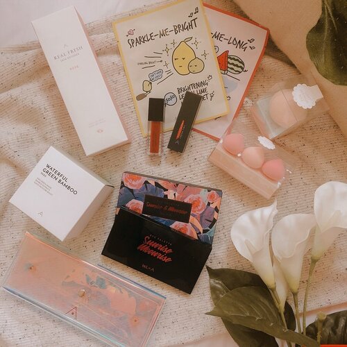 Layaknya orang ulang tahu yahh~ @altheakorea memberikan Birthday gift kepada seluruh member @sbybeautyblogger . Yang beberapa produknya juga ada yang belum pernah aku coba 🤩 Sebagai Angels mereka, aku dan beberapa Althea Angels yang juga termasuk member SBB mengisi sesi talk show bersama @altheakorea . Disini kita share produk apa saja yang best seller di Beauty Line nya Althea, lalu kegunaan dari setiap produknya. Pokoknya seru banget deh. 
Product Dets:
✨ Sunrise & Moonsrise X BLC Eye Palette
✨ Wtaerfull Green Bamboo
✨ Real Fresh Skin Detoxer
✨ Water Color Cream Tint
✨ A'Bloom Meringue Giant Puff
✨ A'Bloom Meringue Baby Puff
✨ A'Bloom Fruit Mask Sheet
.
.

#clozetteid #AltheaKorea #AltheaAbloom #AltheaExclusives #SBBXAlthea #SBB3rdAnniversaryXAlthea #flatlay #koreanflatlay #makeupflatlay #skincareflatlay