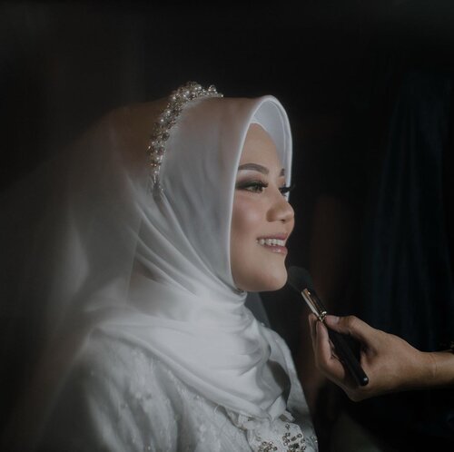 My bestfriend does my wedding makeup 😂 sygnya ga Live IG 🤣🤣🤣 krn hectic n poho pisan yh el @naeldepraya MUA & Hijab Do by @naeldepraya Attire @byvannisa x @risnayustiani Nails by @nail_byaisha Captured by @nuansa.image Venue @pendopo_andaru ...#clozetteid