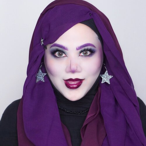 Me as Spectra Vindergeist in MONSTER HIGH 💜Lol ini pertama kalinya aku model2in hijab jd kaya rambut gt 😂 sejauh ini masih aman yah~ 😅 si Spectra ini rambutnya warna ungu di highlight gt.. akhirnya aku putuskan untuk  pke dua warna ungu dengan tona yg berbeda beda biar rada mirip 🤣 mentemen bisa liat karakter monster high lainnya juga di list berikut atau bisa kalian geser doto aku kekiri 😆.MONSTER HIGHDracula - @mgirl83Spectra Vondergeist - @vannysarizOperetta - @auzolaAbbey Bominable - @leonita_wennyCleo deNile - @anitaa_beeVenus flytrap - @magdalena_bheRobecca steam - @ochix_zakiyahElissabat - @vallerinechristaballeFrankie Stein - @aiyuki_aikawaC.A Cupid - @banieun08Howleen Wolf - @gadzoticaRiver Styxx - @hincelois_jjJinafire Long - @clarsabb ..#clozetteid  #sbybeautyblogger #hijabbloggerindonesia #surabayainfluencer #surabayablogger #influencersurabaya  #bloggerid #훈녀 #훈남 #팔로우 #선팔 #맛팔 #좋아요 #셀카#셀피 #셀스타그램 #얼스타그램 #일상  #jakartabeautyblogger #bloggerjakarta #MonsterHigh #spectravondergeist