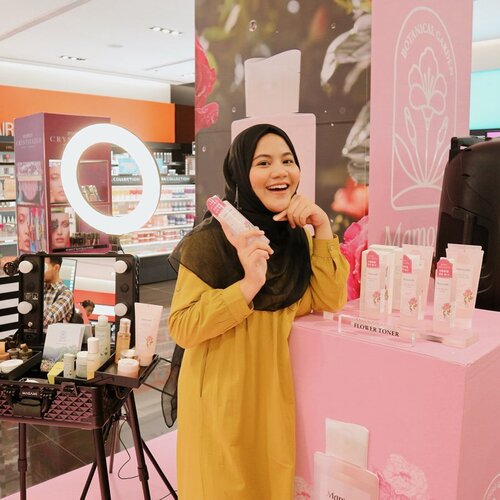 Yaayy Finally brand skin care favourite aku sudah ada di Indonesia. Dan beberapa hari yang lalu aku datang ke acara launchingnya @mamondeindonesia dengan @glitzmediaco di Surabaya, yang sekarang semua produknya sudah available di seluruh @sephoraidn 👏🏻👏🏻👏🏻 Harganya juga amat sangat terjangkau loh mentemen 😆 gapake drama lagi deh blanja di olshop 😅😅 can't wait nyetock toner favourite aku "Pore Toner with Eosongcho Flower" Yang bisa menahan sebum diwajahku seharian 😘😘Nah buat mentemen nih, apasih produk favourite kalian dari Mamonde ?..#clozetteid #sbybeautyblogger #influencersurabaya #influencer  #koreaninfluencer #skincarekorea #koreanmakeup