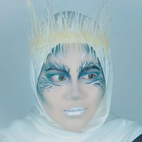 Disney Villain Edition..Kali ini aku jadi salah satu Villain dari Narnia ❄️ JADIS si White Witch 🌊 Karena aku berhijab jadi ga mirip klo aku terlalu ngikutin makeup looknya White Witch yang amat sangat NATCUREL 🙃 .. Jadi disini aku mewakili amarah dan kekuatan si White Witch di makeup aku. Senjata yang paling ditakuti adalah tongkat sihirnya, yang sihirnya mampu mengubah orang menjadi batu.  Sisa-sisa musuh yang membatu menghiasi aula kastilnya. 🧝🏻‍♀️DISNEY VILLAIN1. @mgirl83 - Anastasia Tremaine2. @aiyuki_aikawa - Scar 3. @hincelois_jj - Sherekhan4. @auzola - ursula5. @banieun08 - Cruella6. @gadzotica - Jafar7. @leonita_wenny - Maleficent8. Lena - gothel9. @ochix_zakiyah -evil queen10. @chelsheaflo - Queen of hearts11. @cynthiansunartio - Drizella Tremaine (cinderella’s step sister) 12. @anitaa_bee - Tamatoa13. Vannisa - White Witch14. @just_luthfii - Yzma15. @z3ndylicious - Lady Tremaine (ibu tiri)#clozetteid #disneyvillain #disneyvillaincollab #jadisnarnia