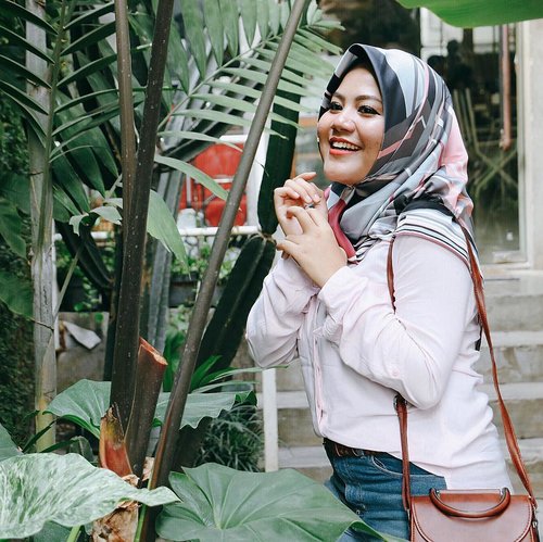 @gadzotica : "Van gaya tangannya coba kaya peri hutan" @ollabecky : "Hah ? Peri hutan ? Kaya nari gt tangannya ? Gamau ah"...#clozetteid #hijabers #hijabfashion #sbybeautyblogger #influencersurabaya #influencer #beautyblogger #beautybloggerid #훈녀 #훈남
