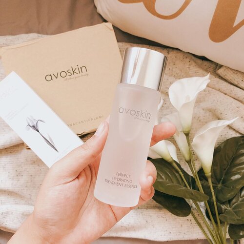 Hampir seminggu aku menggunakan PErfect Hydrating Treatment Essence dari @avoskinbeauty .. Jujur saja aku sudah amat sangat penasaran dengan salah satu produk daru @avoskinbeauty ini. Karena banyak review yang mengatakan produk ini bagussss banget untuk tipe kulit apapun, termasuk sensitive skin seperti aku. Tapi sayangnya belum ada waktu untuk mencobanya 😅 ehh ehhh eeehh~ tak disangka tak diduga2 akhirnya aku bisa mencoba PHTE nya @avoskinbeauty sekarang 👏🏻😆 Firts impression aku saat ini untuk produk ini BUWAAAGUUUSSSS BANGEET!! Sempet underestate sih karena produknya yang kental, tapi setelah di aplikasikan maaaaann~~~ enak banget, ringan dan cepet menyerap dikulit. Dan aku merasa semua step skincare malamku juga efeknya bekerja jauh lebih cepat daripada sebelumnya.Jadi apakah PHTE dari @avoskinbeauty ini bagus untuk booster skincare kalian ? Atau aman digunakan sebelum bermakeup ?.Jawabannya nanti akan ada di postingan terbaru blogku mentemen. Jadi jangan lupa pantengin terus #vannysarizdotcom..#clozetteid #pesonacantikalami #Lifeperfectly