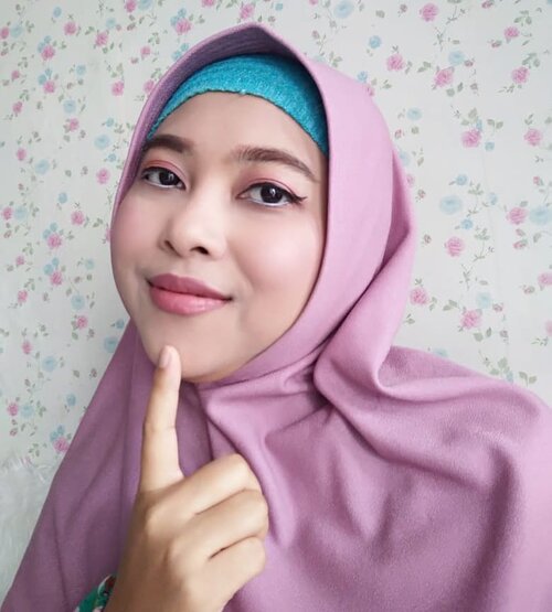 Setelah sembilan bulan kemana-mana gak pakai makeup. Sekarang mulai berani dan gak malas karena udah mulai rajin skincare-an 😁Soalnya kalau rajin makeup tapi malas skincare, kulit wajah jadi gak karuan. Ya iyalah, soalnya malas bersihin hihihi. So, makeup of the day buat jalan ke rumah teman sekaligus tadi take video sebentar. Happy weekend semuanya....Product : Face : Sunscreen @skinaquaidChushion shade caramel @eminacosmeticsBedak @wardahbeautyBlush on @wardahbeautyFacemist @natur_e_indonesiaEye :Eyebrow @justmiss_idEyeshadow @makeoveridEyeliner @wardahbeauty & @maybellineLip: Lip balm : @vaselineidLipstik @makeoverid..#clozetteid #makeupoftheday #ivoniedandan #makeuplook #malangbeautyblogger #malangbeautyinfluencer