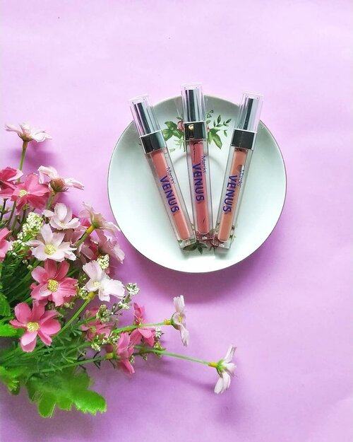 Berapa banyak lipstik selama pandemi ini? 
Saya banyak tapi ya g dipakai itu - itu doang, sampai akhirnya bongkar kardus sociolla yang isinya tumpukan lipstik belum sempat dipakai 😆
Edisi kali ini nyobain lipstiknya Venus, kebetulan punya 3 shade dari sekian banyak shade yang diluncurkan. 
.
.
.
.
#clozetteid #lipstick #beautytalk #malangbeautyblogger #malangbeautyinfluencer #venuscosmetic #lipstickcollection