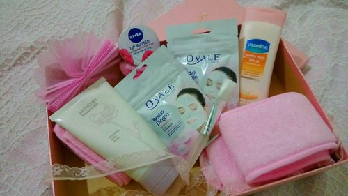 Curious how im keep my skin stay glowy in holiday? heres the secret! Yes, im use ovale masker bedak dingin that make my skin look bright, fresh and glowy after use the mask, im also cant skip the bodycare from artistry which make my body glowy with the amazing scrub and use vaseline to keep my skin moisturise everyday. Also, dont forget your lips! Our lips being chapped due holiday, so stay moisturise and glowy with rosey pink lipbalm by nivea. So here the skincare and bodycare that keep me glowy and beautiful in holiday, how about yours ladies? #ClozetteID#COTW#HolidayGlow#Vennybeautyrecipe#skincare#bodycare
