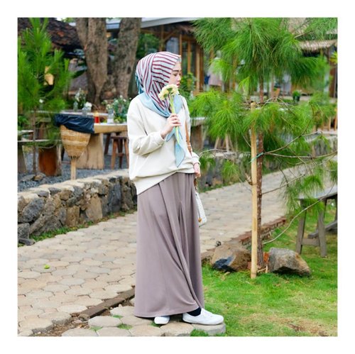 Dress up from top to bottom by @maima.indonesiaMakasii teteh-teteh sayang @windamukki @irmasarijoeda 💛 #larasatiiputristyle #hijabstyle #ootd #hijabdaily #clozetteid #clozetteambassador