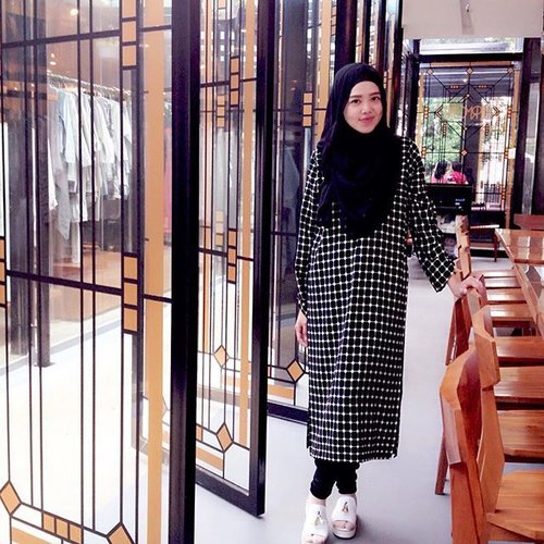 Goin' out for Lunch ...Wearing Tunic Blouse from @aumoneproject Maacii Utiee @mutiasafrina 💋 #ootd #hijabdaily #hijaboutfit #clozetteid #clozetteambassador