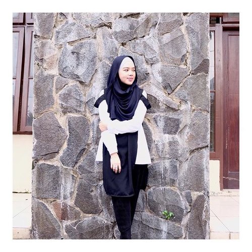 Two Side.. Good & Bad.. Black & White.. | me wearing Black and White Top from @zesalicious_ ❤️ #ootd #hijabdaily #hijaboutfit #clozetteid #clozetteambassador