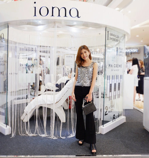 Tuesday I attended event @ioma_paris / @iomaindonesia at Central Park Jakarta, there I got a lot of lessons about skin care, as I did to try skin check to know the condition of my skin and besides I was given a special serum for my personal use because the serum the result of skin check that I did before , 
Thank you Ko @joonbond for this offer 🖤
.
.
.
#iomaparis #iomaindonesia #personalisedskincare 
#skincareroutine #skincare #beautybloggerindo #bdgbeautyblogger #beautybloggerindonesia #tribepost #fujifilmxa5 
#ggrep #clozetter #clozetteid #bloggermafia #influencer #charisceleb #indobeautygram