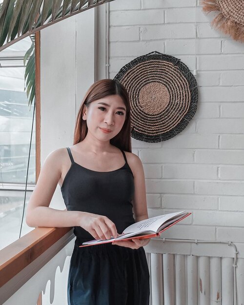 Menurut ku penting banget memilih pakaian yang nyaman dan praktis seperti yang lagi aku pakai ini dari AIRism sleeveless BRATOP dan pants dari @uniqloindonesia 
Meskipun di rumah aja dengan kesibukan dan kegiatan ku seperti baca buku tapi tetap terlihat stylish kan? Hehe 
Dan kenapa aku bilang praktis, karena you don't need to wear bra anymore!! Karena bra & tank top nya all in one style.
Cobain BRATOP dari @uniqloindonesia yuk! @ngbellaa @odeliacatalina @saqinnaconelly ✨🥰

Oh iya kamu juga bisa dapatkan BRATOP @uniqloindonesia ini secara gratis dan juga akan ada review contest, buat kamu yang mau coba tunggu di websitenya Clozette ya! 

Penasaran dengan UNIQLO BRATOP? Untuk penjelasan lebih lengkap mengenai produk ini, kalian bisa cek di artikel bit.ly/UNIQLOBRATOP. Share juga yuk di kolom komentar artikel, kamu termasuk tim memakai bra atau tanpa bra selama di rumah?

#UniqloIndonesia #UniqloLifeWear #UniqloBratop #UNIQLOxClozetteID #ClozetteID