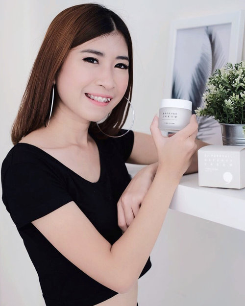 I have a dry skin type, so I need more care and I'm happy to have this on the main treatment for my skin, Cream @dr.parkcell Defense protects the skin from dust and sunlight and can moisturize the skin 🖤.Want to try it? Take a look here http://hicharis.net/chikaliu/7ca and get discounts up to 30% or klik link on my bio :)@charis_official @hicharis_official...#beautybloggerindo #bdgbeautyblogger #beautybloggerindonesia #bandungbeautyblogger #fujifilmxa20 #ceritacantik #tribepost #ggrep #clozetter #clozetteID#bloggermafia #influencer #tampilcantik #influencerstyle #charisceleb #indobeautygram