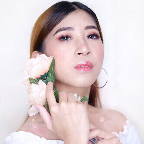 I really love the eyeshadow "Dessert Rose Limited Edition Palette" by @klaracosmetics_id with beautiful colors giving the impression of a more fresh and natural. You can get this product at all stores or via online @sephoraidn 💕
Thank you @bloggermafia @klaracosmetics_id .
.
.
#BloggermafiaxKlaraCosmetics #klaracosmetics
#makeup #makeuptutorial #beautybloggerindo #bloggerindonesia #bdgbeautyblogger #beautybloggerindonesia #tribepost #fujifilmxt20 
#ggrep #clozetter #clozetteid #bloggermafia #influencer #charisceleb #indobeautygram