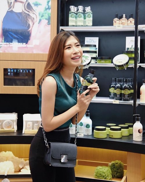Congratulations for @thebodyshopindo Has Opened a store with a new concept , and the biggest in Indonesia. This place is very comfortable, wider and more complete, and there are many special discounts that you can try.. don't miss it!! 🍃...#thebodyshopindo #thebodyshopindonesia #beautybloggerindo #bdgbeautyblogger #beautybloggerindonesia #bandungbeautyblogger #fujifilmxa20 #ceritacantik #tribepost #ggrep #clozetter #clozetteID #skincareroutine #bloggermafia #influencer #tampilcantik #influencerstyle #charisceleb #indobeautygram