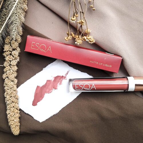 Esqa Matte Lip Liquid Choco RedCoklat tapi red ada touch of peachnya sih kalo aku rasa.#Clozetteid #socobox #beautiesquad #bandungbeautyblogger