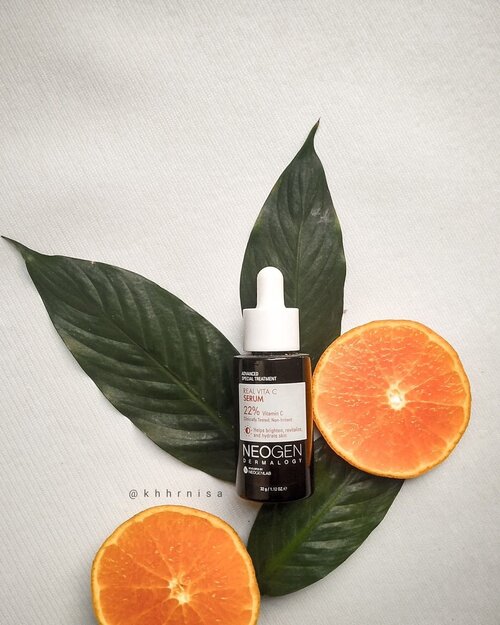 𝐍𝐄𝐎𝐆𝐄𝐍 𝐑𝐄𝐀𝐋 𝐕𝐈𝐓𝐀 𝐂 𝐒𝐄𝐑𝐔𝐌 𝟐𝟐% 𝐕𝐈𝐓𝐀𝐌𝐈𝐍 𝐂Serum Vitamin C pertama Aku yang punya kandungan 22% vitamin C. Menurut yang Aku tonton dari videonya Affi Asegaf, kandungan 22% vitamin C cukup tinggi makanya awalnya Aku takut pas pertama kali pake si neogen ini. Serum ini juga mengandung Niacinamide sehingga efektif brightening. Selama sebulan ini sedang rutin pake ini di skincare malam Aku, efeknya emang kerasa bangun tidur rasanya muka makin cerah... efeknya sama saat Aku pake serum AHA BHA namun bedanya adalah saat pakai serum vitamin C ini kulit gak terasa panas dan gak muncul kemerahan.#NeogenIndonesia #ClozetteID #neogen #kbeauty #skincarelover #akoco #althea #akocofam #skincareaddict #abskincare #skincarereview #treatyourskin #instaskincare #loveyourskin #iloveskincare #acneproneskin #acnetreatment# sensitiveskin #koreanskincare #ausbeautybabes #skincareroutine #vitaminc