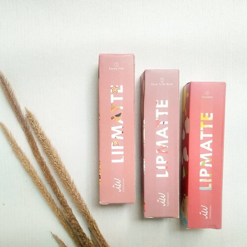 💛RACUN BARU💛Ada lipcream terbaru dari @indowomancosmetics ! Ada tiga pilihan warna yang bisa kamu pakai sendiri-sendiri atau campur-campur1. Barely Pink: warnanya nude agak pink, kalau dikulit medium kaya Aku agak pucet tapi bisa jadi warna andalan kalau mau ngombre.2. Dare To be Dare: warna nude cokelat dengan hint peach. Warna favorit aku dari ketiga pilihan shadenya.3. Fantastic: Warna shocking pink yang lucu dijadiin warna ombre dalem, bikin wajah keliatan seger.Buat kalian yang mau beli produk ini, bisa langsung order whatsapp 0822-5234-5685 dan Kamu bisa dapet potongan harga dengan voucher "ICAIW10%". Voucher ini berlaku hingga 31 Desember 2019.#HeartOfBeauty Karena Cantik itu Dari Hati 💕#BandungBeautyBlogger #HeartOfBeauty #Indowomancosmetics #Clozetteid