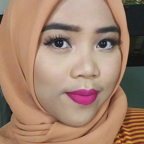 Tutorial makeup with bold lipstick soon yaaaa bebep-bebepkuuh💝
.
.
.
Lips : colorpop avenue+ face2face lipcream shade no.2 dari @arianirosidi uuuh maacih yaa😘😘😘😘
.
.
.
.
#indobeautyblogger #indonesiabeautyvlogger #indonesiabeautyblogger #beautybloggerindonesia #bloggerindonesia #makeup #makeuptutorial #tutorialmakeup #clozette #clozetteid #hijab #makeuphijab