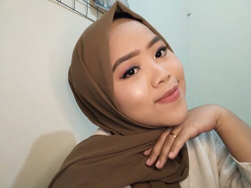 Jangan judge makeup dari prosesnya.Pernah ga sih kalian ngalamin "duh eyeshadow gw melenceng banget" "duh ini muka lagi dibaking putih amat" "wadoh alis aing tebel amaat" karena kalau kalian masih "proses" ngelengkapin makeupnya, si eyeshadow melenceng bisa dibaur pake twc eh malah jadi rapi, si muka keliatan putih karena bekas bakingan kan bisa dipakein bronzer terus si alis tebel kan ada concealer. Nikmatin prosesnya, mau hasilnya gimana pun tapi kan rasa puasnya cuma kamu doang yang tau hehe.#Clozetteid #bandungbeautyblogger #beautiesquad