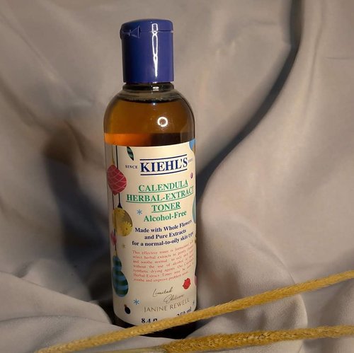 🌻Kiehl's Calendula Herbal Extract Toner🌻Toner dengan punya formulasi bunga calendula yang punya fungsi bikin kulit bersih dan halus. Bener aja! Seminggu kemarin Aku ke luar kota dan gak skincare-an bener, setelah pake toner ini bikin wajah halus dan lembap. Toner ini cocok untuk semua jenis kulit termasuk sensitif karena tidak mengandung alkohol! Oya, Kiehl's  Calendula Herbal Extract Toner yang aku dapetin dari Clozette ini punya packaging terbaru yaitu Holiday dan Gifting Season hasil kolaborasi dengan Janine Rewell (ilustrator dari Helsinki). Cara penggunaan: Setelah membersihkan wajah dengan second cleanser (facial wash/facial foam), gunakan Kiehl's Calendula Herbal Extract Toner dengan kapas dan hindari area mata.@kiehlsid  @kiehls @clozetteid #Clozetteid #Kiehlsid #KiehlsHoliday #ClozetteidReview #ClozetteidxKiehls