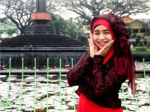malang hijab in red