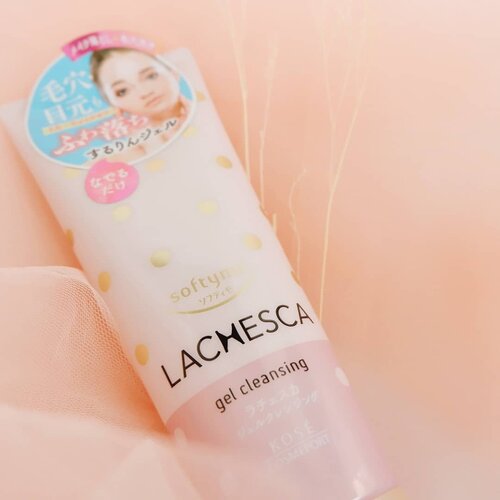 Apr 5, 2019Let me introduce you to my fav first cleanser right now ❤Lately, aku seneng banget pakai @kosecosmeportid #Softymo Series, khususnya Lachesca Gel Cleansing. Biasanya aku pakai ini pada pagi dan sore hari (apabila no make up / menggunakan make up ringan), untuk membersihkan debu dan kotoran yang menempel di kulit.Teksturnya gel berwarna putih dan cukup thick. Biasanya aku membaurkan produk ini dengan "circular motion" yaitu gerakan melingkar pada seluruh wajah. Surprisingly, tekstur gelnya lama kelamaan berubah menjadi lebih encer ! Psstt, bahkan komedo ku pernah terangkat loh saat membersihkan wajah, tekstur kulit jadi jauh lebih baik 😭 Highly recommend this ❤Psssttt, staycation kemaren aku bawa ini loh, karna beneran secinta itu 🙈Kalian udah pernah coba @maroonfreeday @heyyyyyjudeeeee @nands.id ? Share yuk di kolom komen 😉 Jangan lupa cuci muka setelah beraktivitas and get your #EverydayBeauty with #KoseCosmeportid 💕