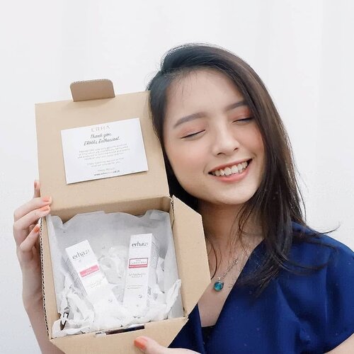 Aug 22, 2019Yeay ! So happy to receive the HOT BOX !Isinya ada 2 produk terbaru dari Erha yaitu Age Corrector Day and Night Moisturizer. Produk ini hadir dengan formula terbaru loh. Dilengkapi dengan Protection System dan Triple Rejuvenation Actives yang melindungi kulit dari penuaan dini. Pssttt, produk ini bener-bener bisa melindungi kulit dari penuaan dini akibat polusi dan radikal bebas, serta membantu regenerasi kulit secara maksimal pada malam hari loh.Nah, mau ngasih tau aja nih kalau ada PRE-LAUNCHING ERHA Age Corrector Day & Night Cream ini di Blibli. Untuk info lebih lanjut jangan lupa mampir ke official shop Erha ya ❤ #IamErha #ErhaSkinCare #ErhaBebasTanpaResep #BliBlixErhaOfficialStore #PelembapAntiAgingERHA #AgeCorrectorDayMoisturizer #AgeCorrectorNightMoisturizer #PRELAUNCHAgeCorrectorMoisturizer #SetiapHariAdaERHA