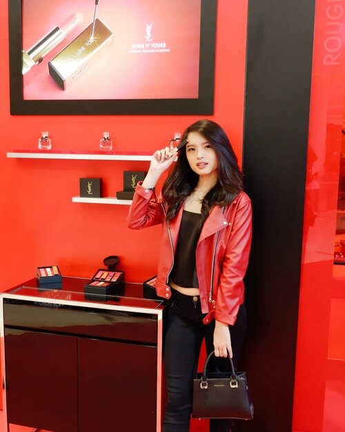 Oct 26, 2019Hari ini aku mampir ke pop up booth @yslbeauty di @senayancity 💕Disini aku cobain produk terbaru mereka yaitu YSL Slim Sheer Matte. Pssstt aku cobain shade 107, warnanya cantik banget hihi. Finishnya juga ringan di bibir loh !Oh ya, kalau kamu mampir, kamu bisa dibantu sama MUAnya u/ cari produk yang pas buat kamu. Yuk cuma sampai besok loh, jadi jangan lupa mampir ya ! (Ada spot" instagram-able buat foto hihi)FYI di bulan November akan ada YSL Boutique di Senayan City 🤤💋 @beautynesia.id #dressedinrouge #YSLBeauty #YslBeautyID