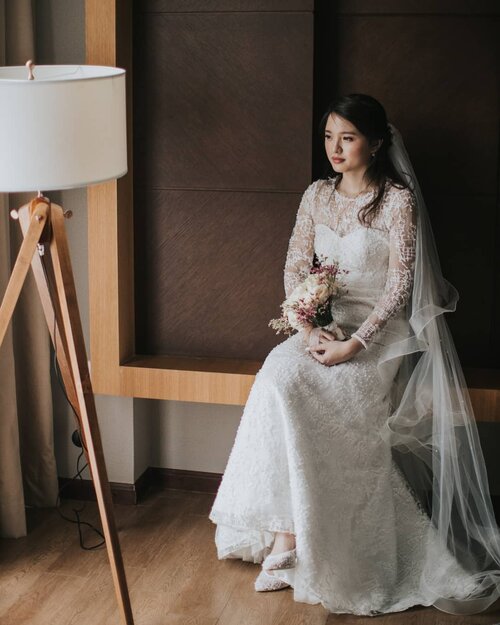 July 6, 2020
Someday, jadi bisa cerita..
"dulu mama nikah makeup sendiri loh" HAHA 😂
(Padahal berantakan 😂)
.
📷 : @rym_photography @beddyboycandra
👗 : @marieastridbridal
🌹 : @maybelles.co
💄 : @nata.hsu
💍 : @miss_mondial
Planner : @lollipop_wo
Hair do : @byfimasiregar
.
#clozette #clozetteID #beautiesquad #setterspace #beautybloggerindonesia #beautybloggerid #bloggerceriaid #bloggerceria  #bloggermafia #beautynesiamemberblogger #charisceleb #beautygoersid #bloggerperempuan #sociollabloggernetwork #vsco #vscocam #bride #wedding