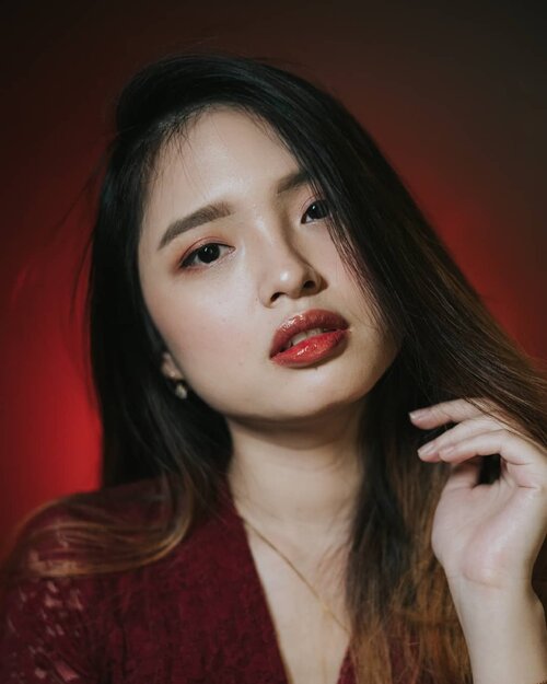 Apr 15, 2021Ada yang lagi suka glossy lipstick ?Kalian bakal suka banget @getthelookid Brilliant Signature Glossy Lip Stain.Produk ini ada 4 warna yang cakep banget loh ! Nah warna yang aku suka adalah 318 Be Wild. Penasaran review lengkap + swatches keempat warnanya ? Langsung main ke blog ku #sprinkleofraindotcom, link on my bio !#Clozette #ClozetteID #womenpotrait #lipstain #loreal #BeautyBloggerIndonesia #JakartaBeautyBlogger #makeupoftheday