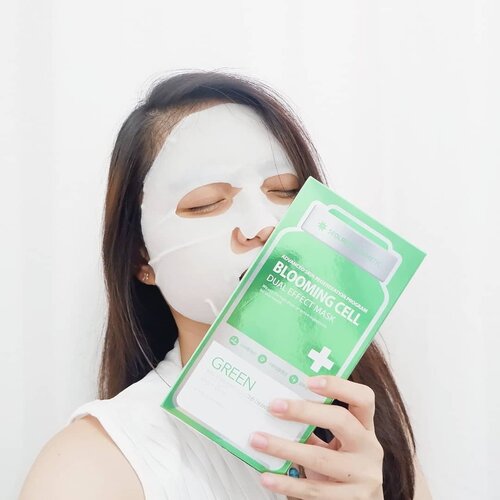 Sept 22, 2019Aku udah beberapa kali cobain masker @seolreim_cosmetic Blooming Cell Dual Effect Mask.Produk ini terdiri dari 3 varian yaitu Brightening, Hydrating dan Firming. Disini aku cobain yang Brightening (Green)Sheet masknya menurutku cukup tebal dibandingkan masker biasanya. Wanginya almost ga kecium, which is good. Saat aku pakai tidak ada sensasi cekit", panas atau hal menganggu lainnya. Jadi, aman yaaa hehehe.Oh ya produk ini essencenya banyak, jadi kalau habis pakai ini, essencenya masih banyak banget di wajah. Untuk hasilnya memang harus pakai berkali" yaaa, kalau baru 1~2x belum kelihatan edek brighteningnya. Tapi produk ini lumayan bikin kulit lembab 💋DUAL EFFECT MASK GREEN/ BLUE /REDhttps://hicharis.net/NataHsu/qgk#BLOOMINGCELL #DUALEFFECTMASK #MASKSHEET #CHARIS #CHARISSTORE #charisAPP @hicharis_official @charis_celeb