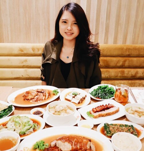 Oct 22, 2019Yey, have a nice lunch guys !Kemarin aku dan temen" food blogger lain mampir ke @kamsroast.id.FYI, Kam's Roast has been awarded 1 star in the Michelin guide Hong Kong. Can you imagine how good it would be ? HihiDisini aku cobain beberapa menu, yaitu pecking duck, pork, tahu, mie, pangsit dan beberapa macam sayuran. I really recommend you to try  their Pecking Duck and Pork ! It's totally good, dagingnya yang juicy dan rasanya yang pas bikin ga berenti ngunyah 😂 bebeknya juga ga bau sama sekali loh ~Pangsitnya jg menurutku enak, ada udang + bawang putih yang dibalut lembaran pangsit yang lembut. Oh ya aku kira sayurnya tipe yang plain ga banyak rasa tapi ternyata bumbu sayurnya enak, berasa banget. So rich with oriental taste ! Mungkin kalian yg ga suka sayur tetap bisa nyicipin ini hihi.Psstt, kamu bisa pilih nasi putih, nasi hainam atau mie untuk karbonya ya 💕Overall, I really enjoy my dinner last night 💕NOTES : NON HALAL 🐽#kamsroastid #foodporn #clozette #clozetteID #beautiesquad #setterspace #beautybloggerindonesia #beautybloggerid #bloggerceriaid #bloggerceria  #bloggermafia #beautynesiamemberblogger #charisceleb #beautygoersid #bloggerperempuan #sociollabloggernetwork #vsco #vscocam