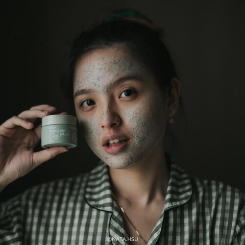 Jan 3, 2021
Ada yang tahun baru malah jerawatan ? Saya !
Akhirnya langsung pakai masker terbaru dari @npureofficial yaitu Cica Chocomint Clay Mask. Produk ini mengandung Centella Asiatica, Mint dan Coklat yang memiliki banyak manfaat untuk kulit, dan tentunya bagus untuk kulit yang berjerawat.

Teksturnya agak sedikit buttery jadi cukup mudah untuk dibaurkan. Wanginya juga enak banget loh kayak es krim coklat. Hasilnya ? Tentu tidak mengecewakan. Review lengkapnya udah ada di blogku ya #sprinkleofraindotcom, linknya di bio ! See ya !

-

Let's #CleanseAndRefresh with N'PURE Cica Chocomint Clay Mask because #HappyMeHappySkin ! ^^

-

#purebestie #npure #npurecentellaasiatica #skincare #localbrand #beauty #claymask #mask #clozetteID #clozette #CentellaAsiatica #Acne