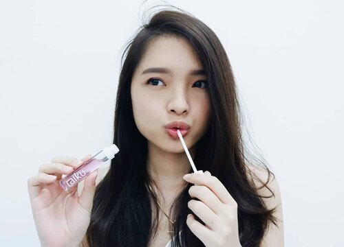 March 28, 2020Punya masalah dengan bibir kering dan pecah" ? Sama ! Belakangan ini aku lagi mencoba @raikubeauty Lip Oil. Produk lip treatment terbaru dari Raiku 😍.Teksturnya oil dan memberikan kesan glossy saat pemakaian. Agak sedikit thick saat awal pemakaian, namun saat sudah meresap akan terasa sedikit lebih ringan. Tips : kalau mau dipakai keluar, pakainya tipis" aja ya hehe..Biasanya aku suka pakai ini pagi dan sebelum tidur. Karna mengandung Jojoba Oil dan Hazelnut Oil, kulit bibirku jadi moist dan ga pecah". Produk ini juga mengandung Grapseed Oil supaya bibir ga hitam, juga mengandung Vit. E yang dapat mempercepat regenerasi kulit..Oh ya, #RaikuLipOil ini juga bisa dipakai sebelum menggunakan #RaikuLipCream ya 💋.#Raiku #clozette #clozetteID #beautiesquad #setterspace #beautybloggerindonesia #beautybloggerid #bloggerceriaid #bloggerceria  #bloggermafia #beautynesiamemberblogger #charisceleb #beautygoersid #bloggerperempuan #sociollabloggernetwork #vsco #vscocam