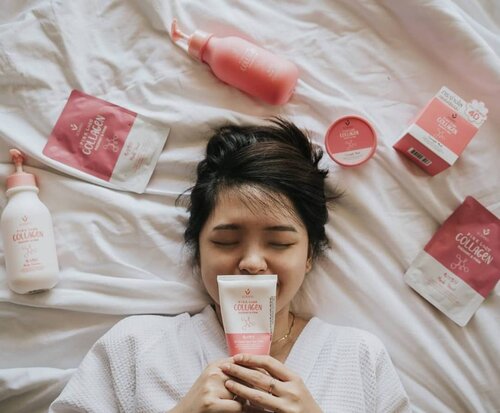 July 8, 2020Loving this Beauty Buffet Pink Collagen Series from @copiabeauty 💕.Kalau dulu harus jastip buat beli Beauty Buffet, sekarang ga perlu lagi ! Tinggal beli aja di @copiabeauty hihi.Nah, saat aku cobain ini, aku suka banget wanginya yang fresh with a lil' touch of masculine smell. Gatau gimana cara deskripsiin wanginya, fresh yang agak sedikit laki (?) HAHA..Oh ya produk" ini mengandung Collagen & Hyaluronic Acid ya, jadi bisa mengencangkan sekaligus melembapkan kulit 💕.SHOWER SERUMProduk ini bikin kulit alus, dan lembut. Ga cuma itu, produk ini jg ga bikin kering kayak sabun mandi pada umumnya. And it's quite unique tho, Shower SERUM ! 😂.BODY ESSENCEIni sih juara, teksturnya light banget ! Ga lengket tapi bikin kulit tetap lembab. Kulit jg jadi keliatan lebih sehat. Wanginya sih ga perlu diragukan, walau ga mandi jadi berasa mandi 😂.OIL CONTROL SCRUBScrubnya menurutku cukup berasa tp tetap gentle di kulit. But still, jangan digosok terlalu kencang. Produk ini bikin kulitku jadi lebih halus dan kenyal. Tapi aku kurang tau efek oil controlnya, karna skrg kulitku udah ga berminyak. Hehe.OVERNIGHT MASKSuka banget sama iniiiii ! Teksturnya gampang nyerap dan ga lengket kayak sleeping mask pada umumnya. And it's so easy to use, karna bisa dipakai tidur. Kulit jadi bouncy tiap habis pakai ini hahaha. Love it !.SHEET MASKTIPIS BANGET EH MASKERNYA, KAYAK SECOND SKIN. Essencenya juga melimpah bangettttt. Cepet nyerep juga dibanding sheet mask lain 💕.Kalian penasaran yang mana nih?#clozette #clozetteID #beautiesquad #setterspace #beautybloggerindonesia #beautybloggerid #bloggerceriaid #bloggerceria  #bloggermafia #beautynesiamemberblogger #charisceleb #beautygoersid #bloggerperempuan #sociollabloggernetwork #vsco #vscocam #beautybuffet