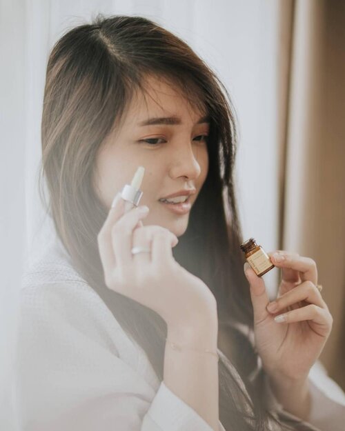 July 14, 2020Belakangan ini aku mencoba skincare lokal yaitu @butfirst.id. Produk yang aku coba ini adalah seri travel size, cocok banget untuk kamu yang mau berpergian / mau coba" dulu.Aku suka cleansernya, somehow bikin kulit sehalus itu setelah bilas. Mungkin karna ada kandungan AHA 5%. But, I like it ! Kaget banget pas pertama kali coba haha..Tesktur tonernya kayak air dan menurutku cukup soothing. Psstt, ada kelopak asli loh di dalamnya ! Bangga banget sama produk lokal kayak gini. Tidak ada wangi yang mengganggu dan cepat meresap di kulit.Serumnya bikin kulit auto glowing tapi ga berminyak. Fall in love with it. Teksturnya bukan tipe yang cair runny gitu ya, tp cepet banget meresap dan ga lengket sama sekali..Last but not the least, krimnya. Untuk teksturnya terlihat cukup thick, tapi ternyata kayak "meleleh" saat kena kulit. Ga lengket dan ga greasy meskipun namanya "Ultra Moist Cream". Kulit langsung lembap, walau aku kurang suka wanginya hehe.Overall, menurutku produk ini worth to try sih dan yang aku suka rangkaian ini bikin kulitku lembap, sehat, glowing tp ga bikin kulitku berminyak dan break out. Oh, produk ini juga BPOM so don't worry. Coba aja dulu yang travel size hehe..#clozette #clozetteID #beautiesquad #setterspace #beautybloggerindonesia #beautybloggerid #bloggerceriaid #bloggerceria  #bloggermafia #beautynesiamemberblogger #charisceleb #beautygoersid #bloggerperempuan #cchannel #cchannelfellas #sociollabloggernetwork #vsco #vscocam