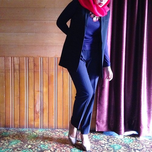 BRIGHT RED
Scarf #dianpelangi 
Boyfriend vest #mango
Pinstripe pants #mango
Top #riswari
#ootd #outfitoftheday #wiwt #whatiworetoday #lookoftheday #hijabi #hijabers #hijabstyle #hijabfashion #muslimfashion #workingoutfit #suit #lookbookNU #lookbook #ClozetteID #red #black