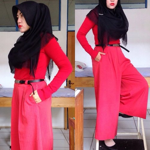 LADY IN RED.
Scarf #dianpelangi from @inda_widiana .
Jumper from #mango .
#palazzo pants from #riswari .
#ootd #outfitoftheday #wiwt #whatiworetoday #workingoutfit #hijabers #hijabfashion #hijabi #lookbook #lookbookNU #ClozetteID #red